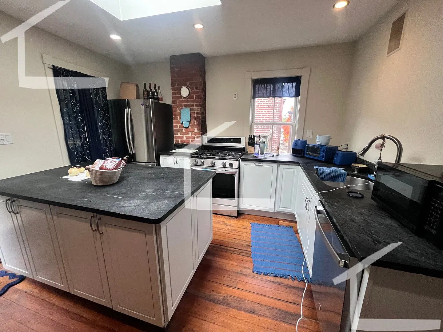 Spacious 6-Bedroom In Mission Hill | 3 Bathrooms + In-Unit Laundry — Photo 2