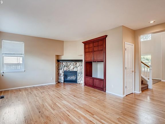 4th image of 1034 NE Creeksedge Dr