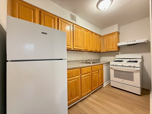 3rd image of 148 Parkside Ave APT 4E