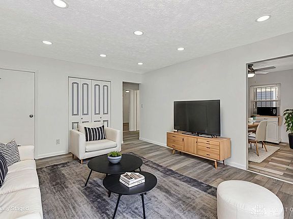 3rd image of 736 Oakleaf Dr