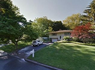 20 Bobcat Ln, East Setauket, NY 11733