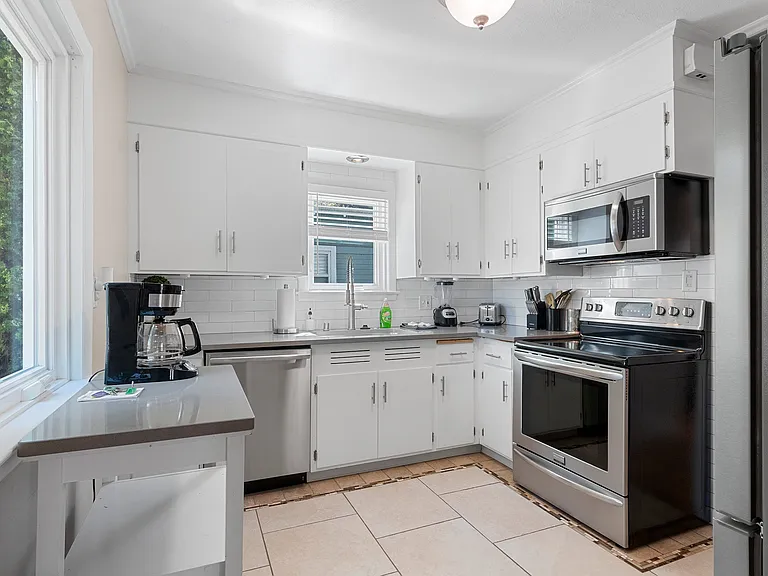 1338 W 8th St — Photo 27