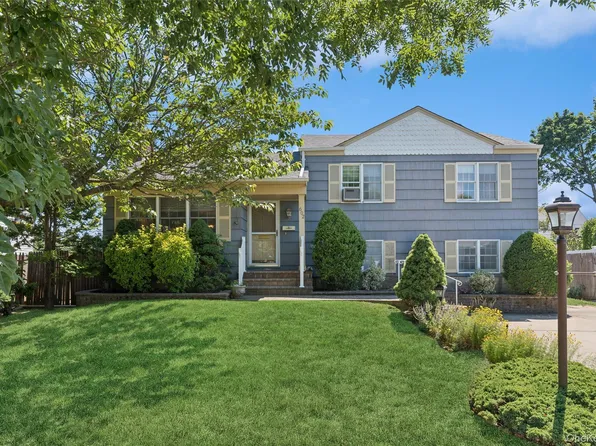 602 Syracuse Avenue, Massapequa, NY 11758