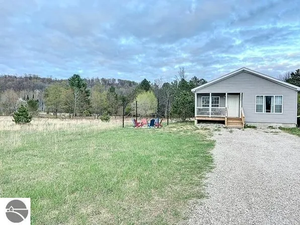 8318 Valley Rd NW, Rapid City, MI 49676
