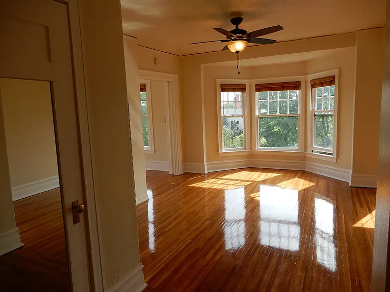 Lucretia Court Apartments — Photo 9