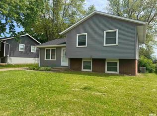 1841 Valley Dr, Davenport, IA 52806
