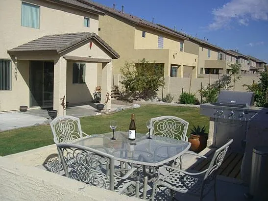 4 bed, 2.5 bath, 2212 sqft, $2,500 — Photo 2