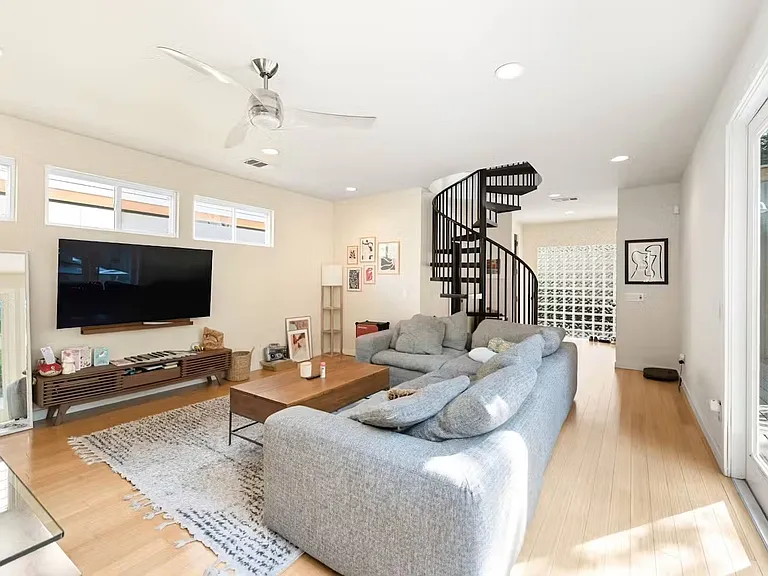1608 Haskell St #B — Photo 1