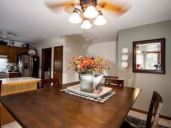 5th image of 23027 Montrose Cir