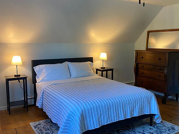 Upstairs Master Bedroom with Queen Bed and small closet