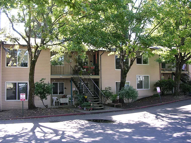 2020 SE Marion St — Photo 3