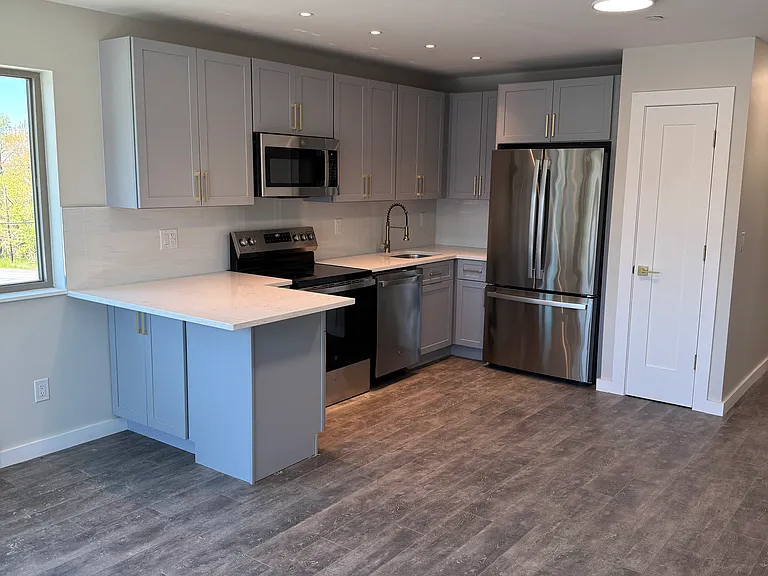 661 W Broadway #1 — Photo 2