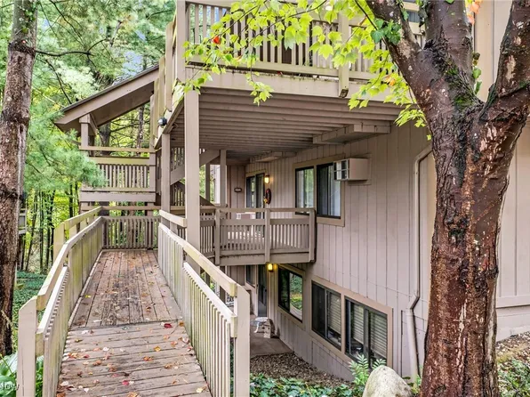 594 Meredith Ln, Cuyahoga Falls, OH 44223