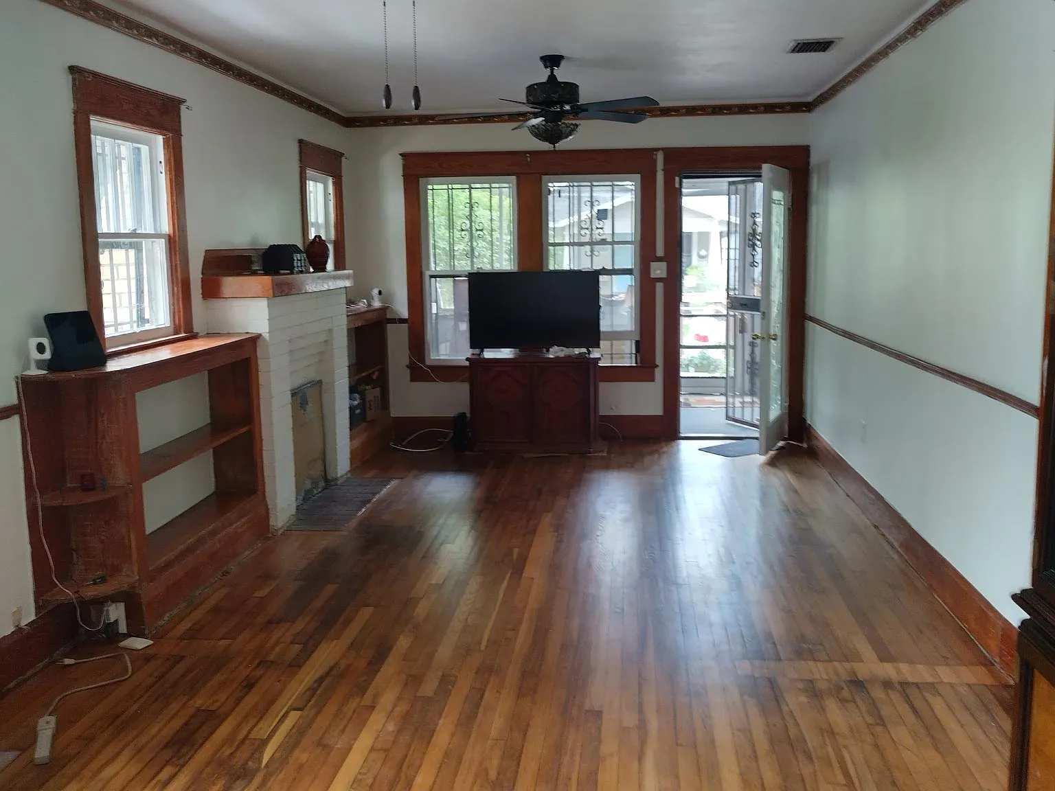 313 W Emma St — Photo 1