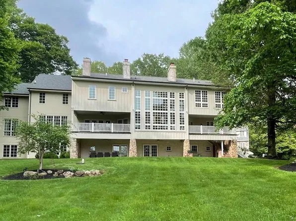 2 Green Ln, Malvern, PA 19355