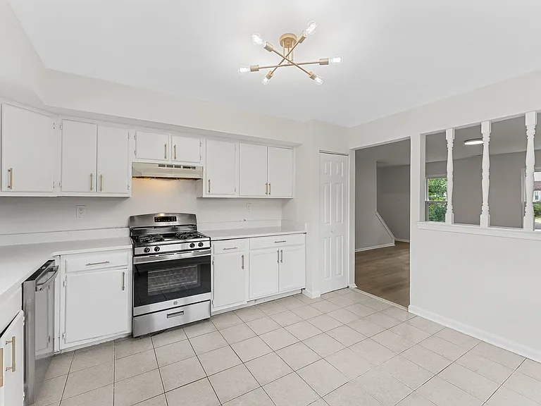 7 Andrea Dr — Photo 2