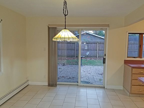 3rd image of 18 Balfour Ln