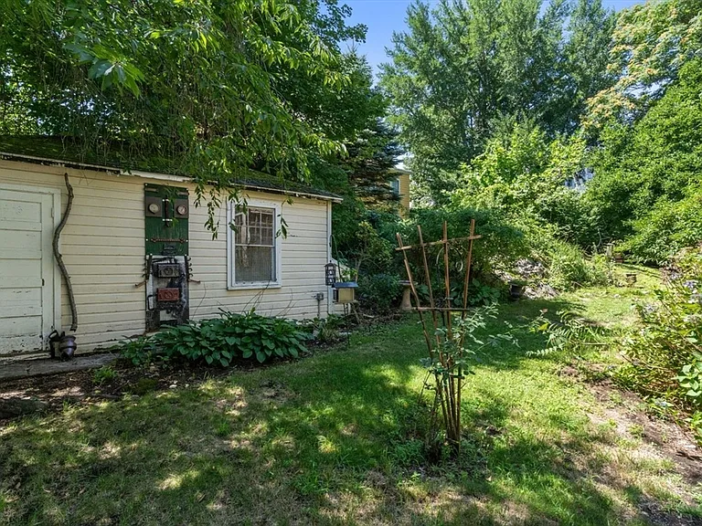 7 Burr St #1 — Photo 33