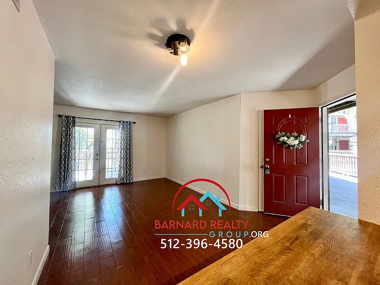 402 Fredericksburg St — Photo 4