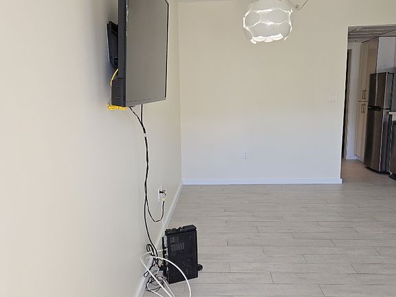 4th image of 1601 Meridian Ave APT 105