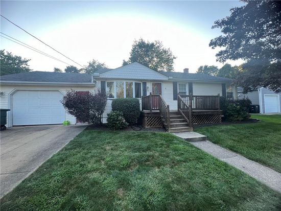 8 Lantern Ln, Coventry, RI 02816