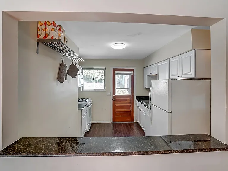 454 Warner St — Photo 23
