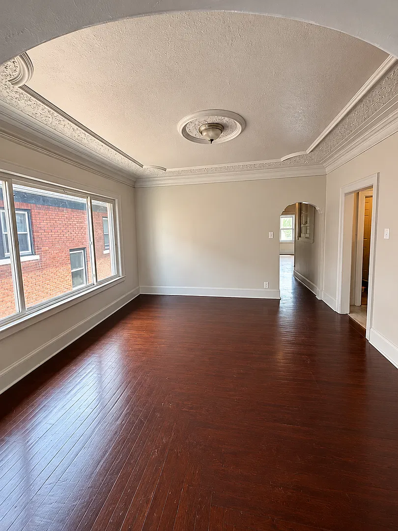 2719 Glendale — Photo 3