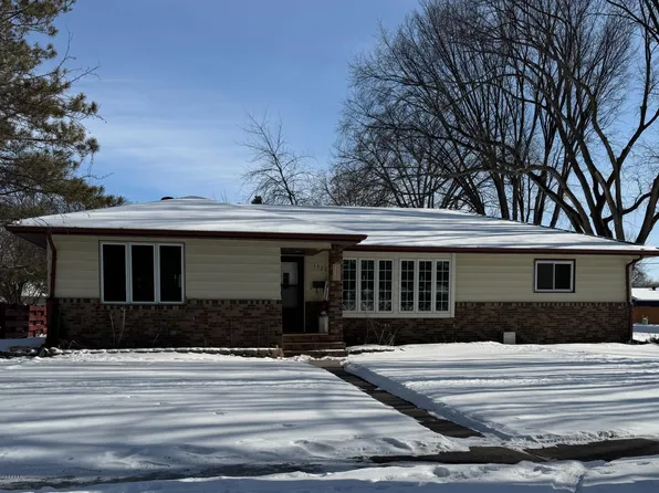 1320 16th St S, Moorhead, MN 56560