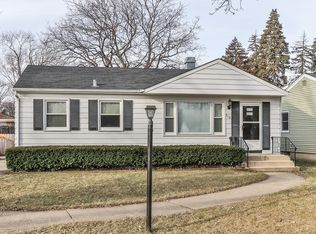 210 N Crest Ave, Bartlett, IL 60103