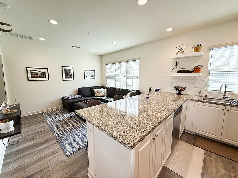 959 Slate St — Photo 4