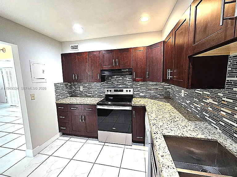 642 NW 13th St #310 — Photo 9