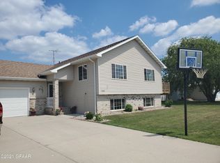 5366 W Lanark Dr, Grand Forks, ND 58203