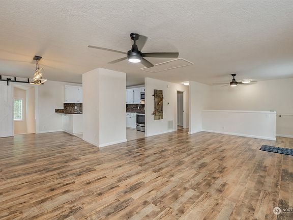 4th image of 16457 258th Street E