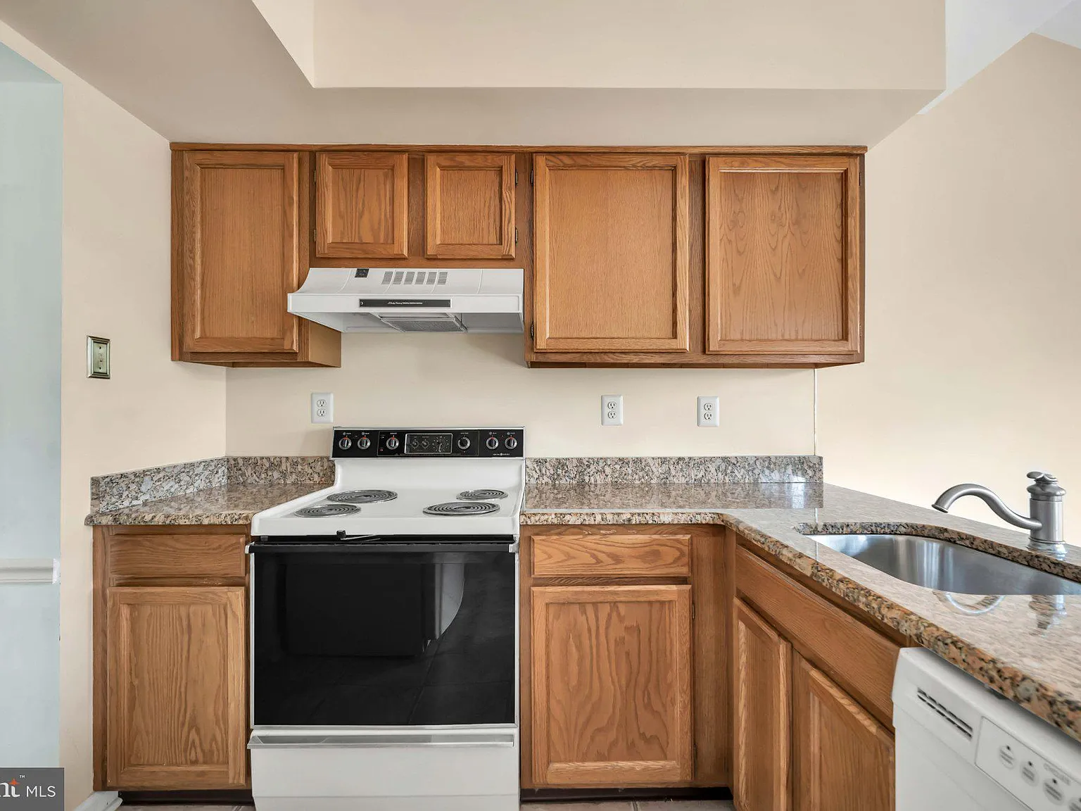 4 bed, 2.5 bath, 1964 sqft, $3,200 — Photo 3