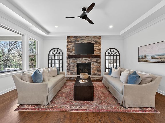 4th image of 1034 Brighton Ln