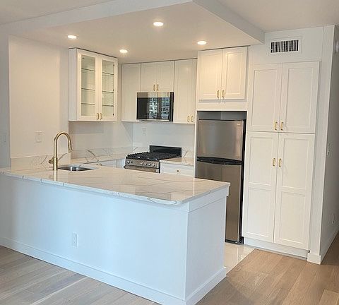 3rd image of 1 Irving Pl APT V12h