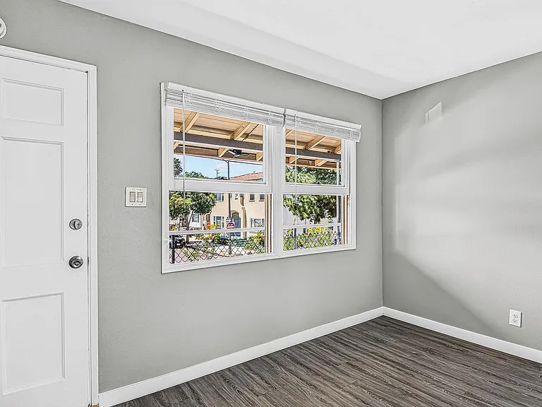 445 W 15th St — Photo 34