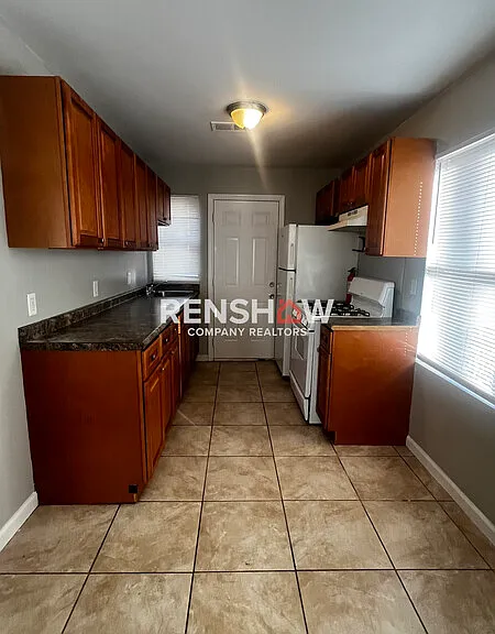 278 N Hollywood St — Photo 5