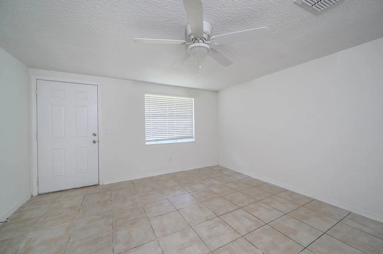 2 bed, 700 sqft, $1,400 — Photo 2