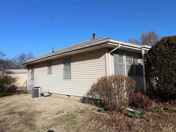 4th image of 1324 N Olive St