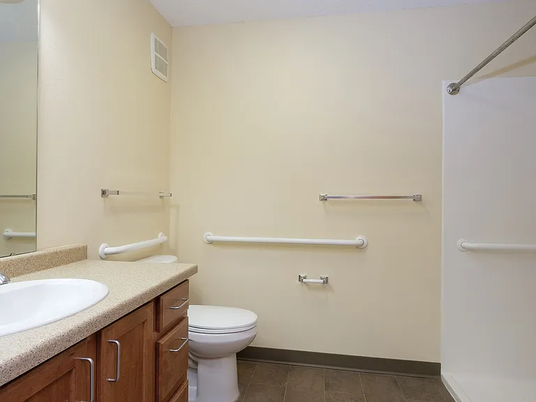 Fargo, ND Crossroads Apartments | Bathroom