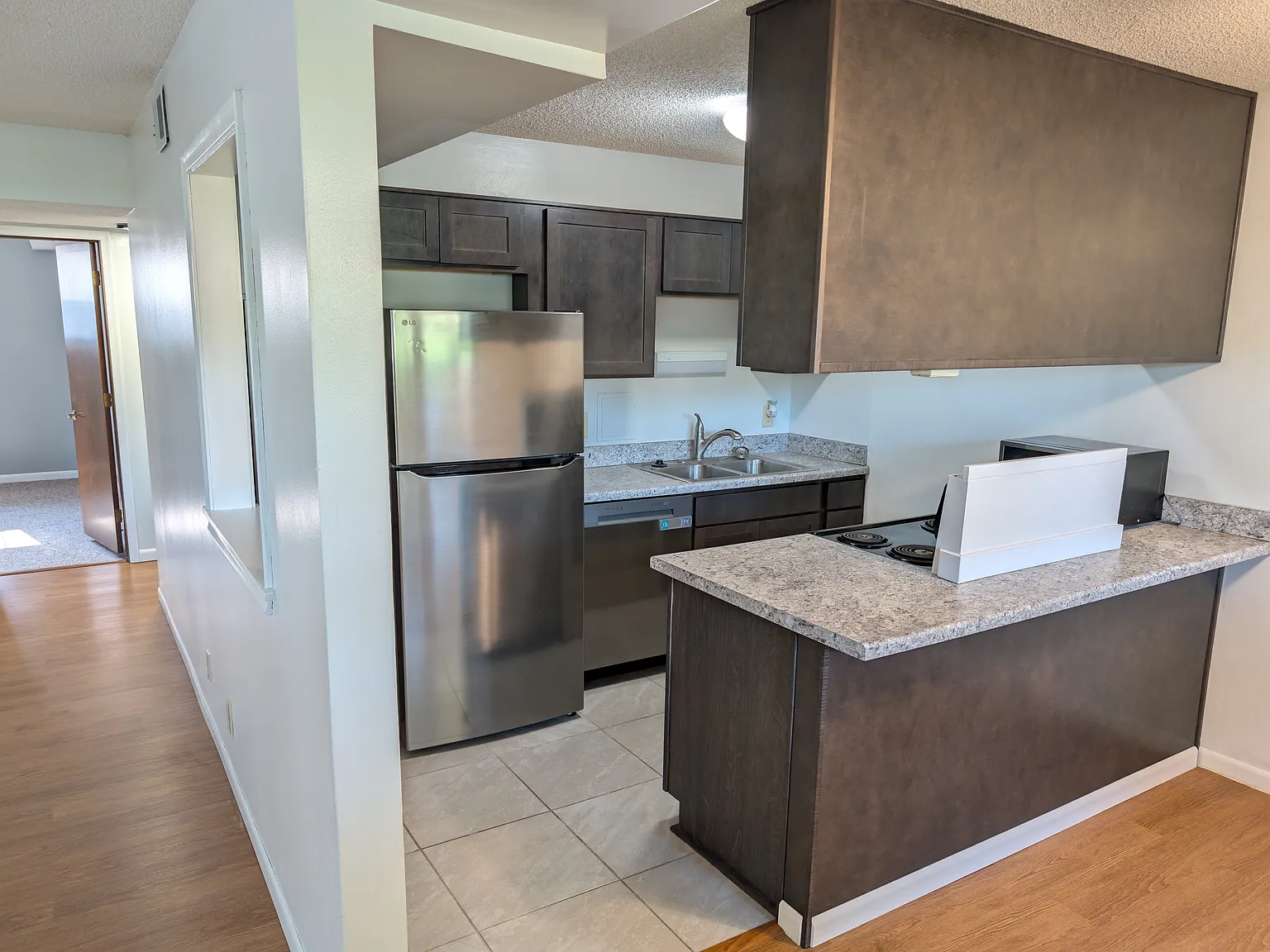 2 bed, 911 sqft, $1,200 — Photo 4