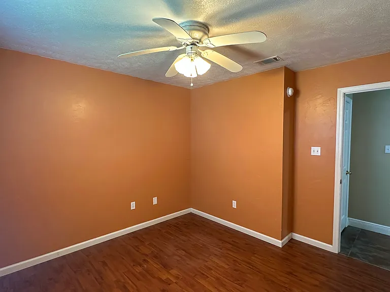 903 Combel St — Photo 14
