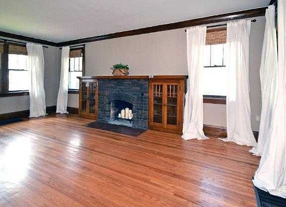 5th image of 371 Pascal St S