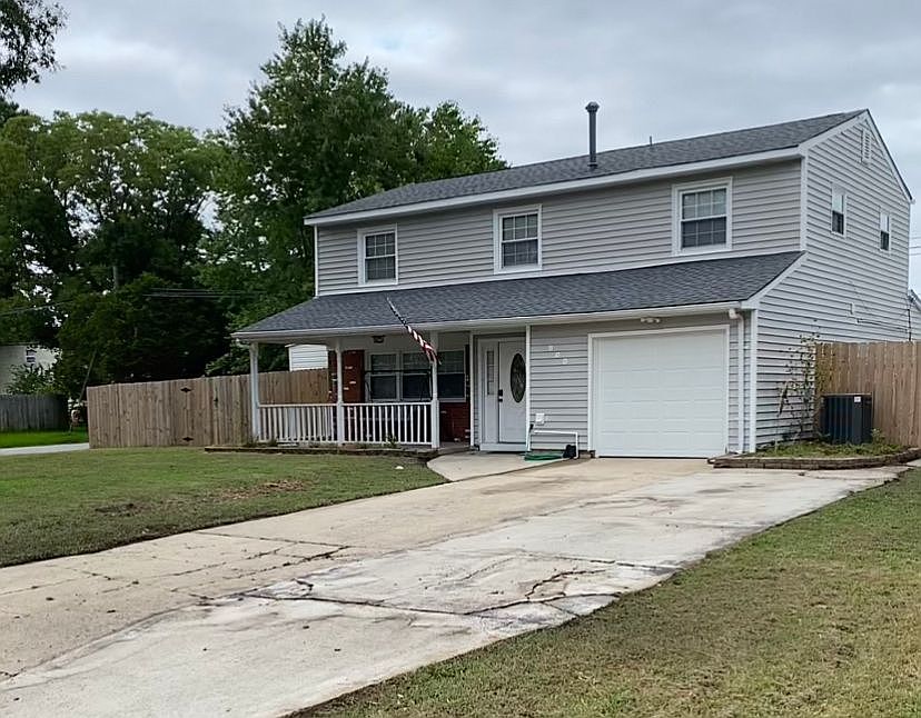 1st image of 900 Stratford Hall Dr
