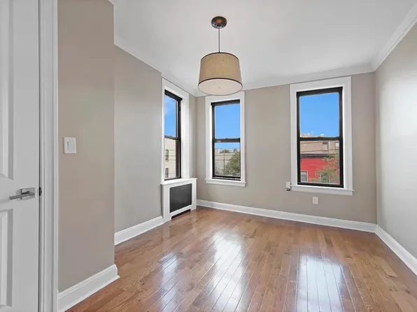 576 Seneca Avenue image 7 of 8