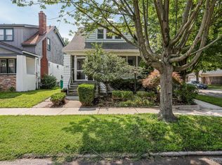 1075 Wayburn St, Grosse Pointe Park, MI 48230
