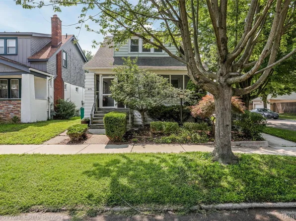 1075 Wayburn St, Grosse Pointe Park, MI 48230