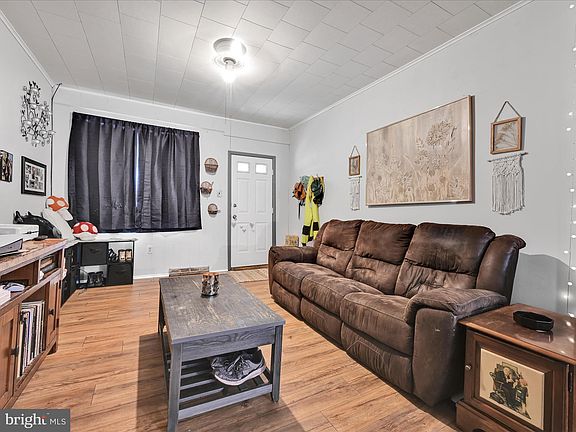4th image of 245 S Oak St #247