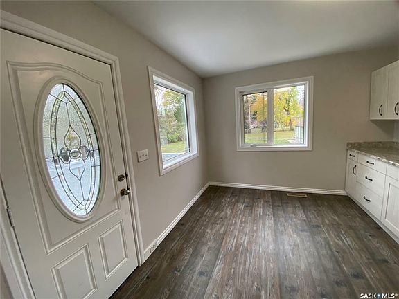 5th image of 118 Willis Ave